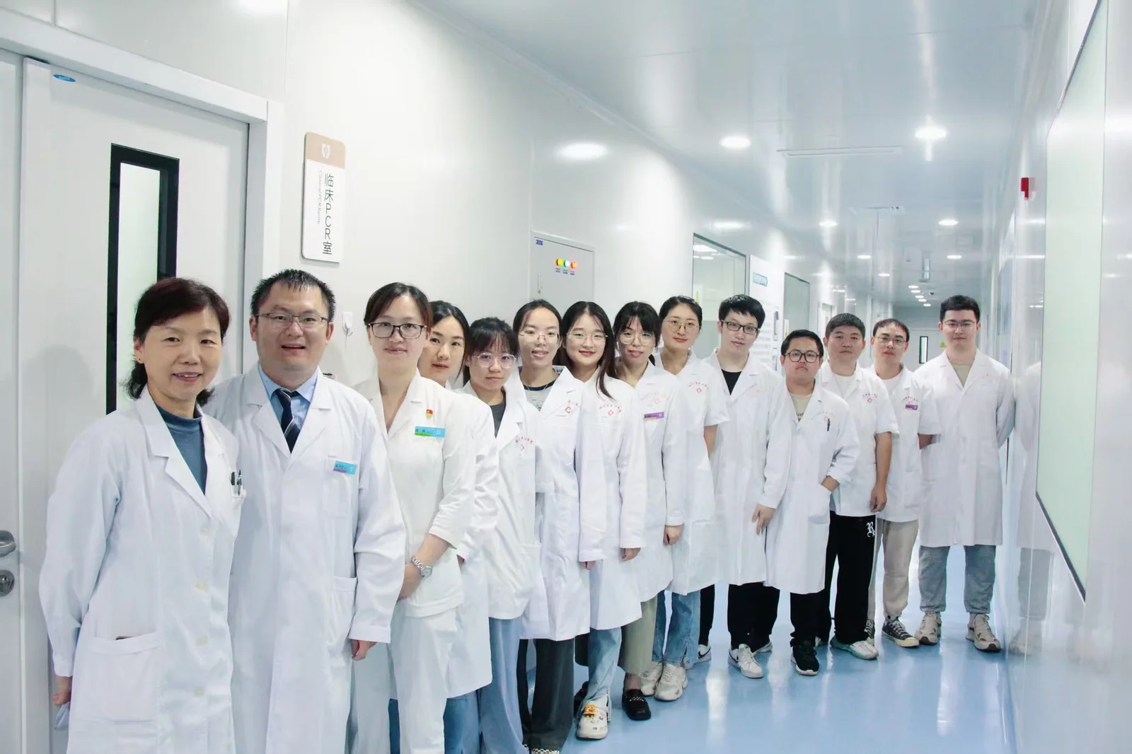 实验室研究人员在科研空间合影